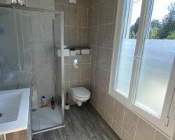 Salle de bain avec WC