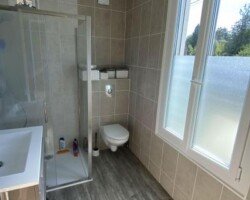Salle de bain avec WC